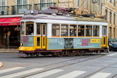 Lizbon - 01 Nisan 2018: Geleneksel tramvay Pr yakınında bir sokakta