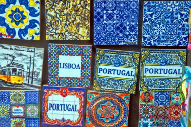 Lizbon - 01 Nisan 2018: Tipik Portekizce Hatıra Eşyası olan pres