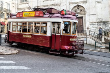 Lizbon - 01 Nisan 2018: Turistik elektrikli tramvay sokak o