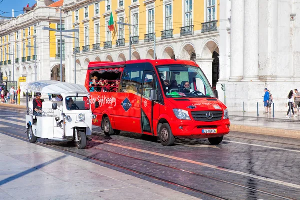 Lisbon, Portekiz - 10 Eylül. 2017. Lisbon, Po otobüs turu