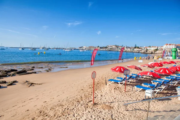 CASCAIS, PORTUGAL 24 DE SEPTIEMBRE. 2017. Vista de una playa en el — Foto de Stock