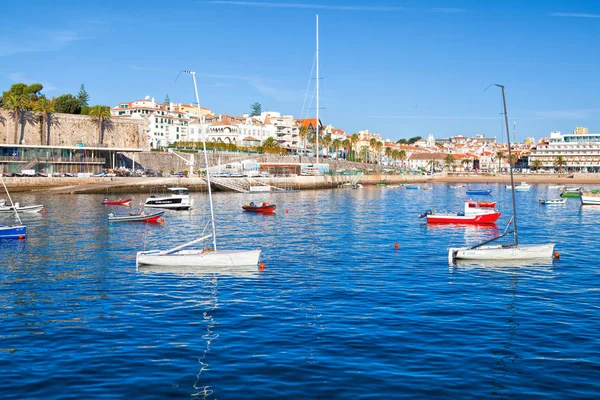 CASCAIS, PORTOGALLO - SETTEMBRE 24. Nel 2017. Yacht, barche a vela e — Foto Stock