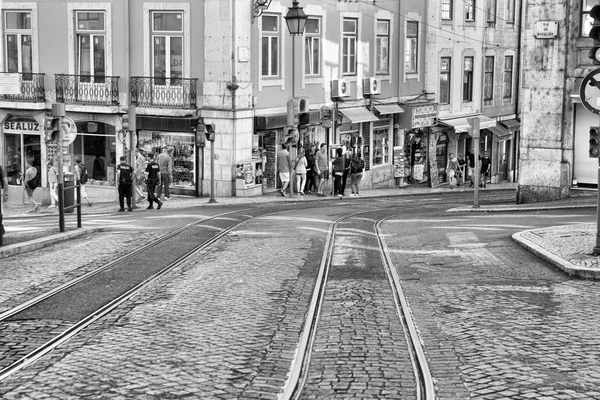 Lisbon, portugal - 29.10.2017: stadtstraße tagsüber. schwarz-wh — Stockfoto