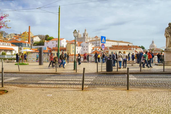 Lisabon - 01 dubna 2018: Lidé zkoumat o úzkých uliček — Stock fotografie