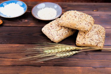 Bir kesme tahtası üzerinde taze ekmek. Ahşap arka plan