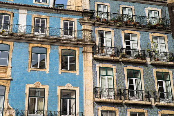 Klassisk hyreshus fasaden i Lissabon, Portugal — Stockfoto