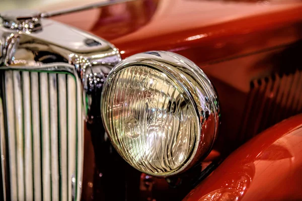 Фари лампи ретро класичного автомобіля старовинного стилю — стокове фото