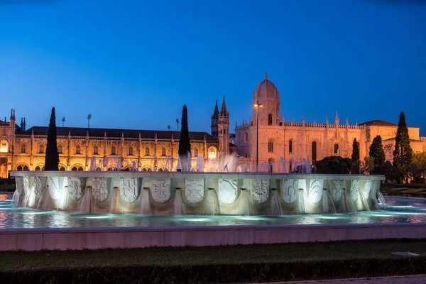 Monasterio de los Jerónimos y fuente en la noche. Lisboa, Por — Foto de Stock