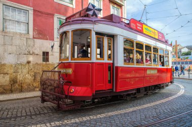Lizbon - 01 Nisan 2018: Halk sokaklarda tramvay