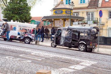 Lizbon - 29 Mart 2018: motorlu taksi Lizbon sokakta