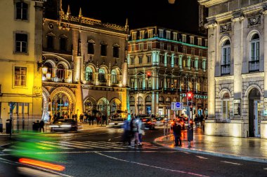 İnsanların önünde Rossio tren istasyonu Lizbon Portekiz Neo-Manuelin stil cephe.