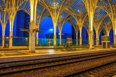 Gare yapmak Oriente tren istasyonu gece Lizbon, Portekiz