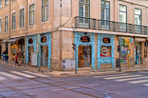 Lisbon, Portekiz - 29 Mart 2018: Güzel eski dar sokak — Stok fotoğraf