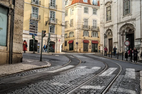 Lisszabon, Portugália - 2018. március 29.: Gyönyörű régi keskeny utca — Stock Fotó