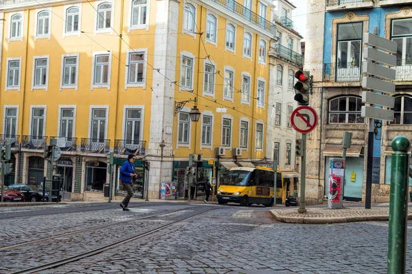 Lissabon, Portugal - 29 mars 2018: Vackra gamla smal gata — Stockfoto