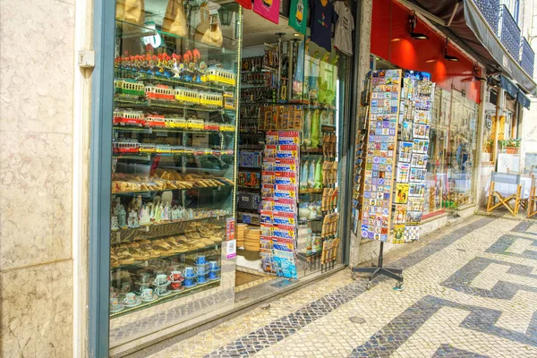 Lissabon, Portugal - 29 mars 2018: Vackra gamla smal gata — Stockfoto