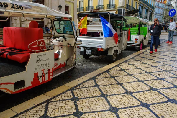 Lissabon - 29 mars 2018: motoriserad taxi på gatan — Stockfoto