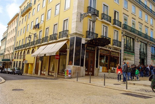 LISBOA - ABRIL 01, 2018: Vista de uma rua estreita — Fotografia de Stock