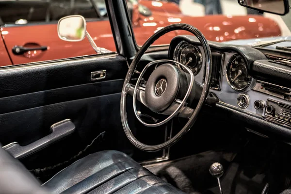 View of the interior of an old vintage car in Lisbon, Portugal — Stock Photo, Image