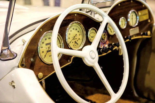 Vue de l'intérieur d'une vieille voiture vintage à Lisbonne, Portugal — Photo