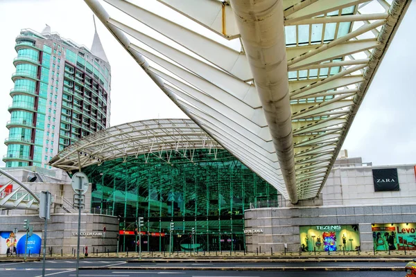 Gare Oriente eller Lissabon Oriente Station, en av portugisiska intermodala knutpunkter — Stockfoto