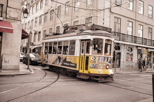 Традиционные трамвайные перевозки в центре города Лисбон, Португалия. В исторической части столицы сохранился старинный традиционный трамвай — стоковое фото