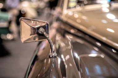 Eski bir klasik araba ayna