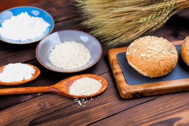 Bir kesme tahtası üzerinde taze ekmek. Ahşap arka plan