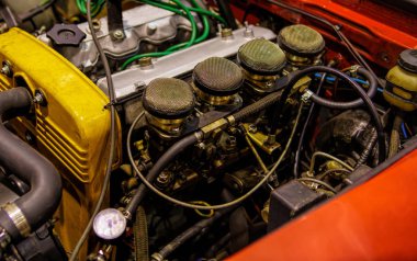 Eski araba parçaları motoru kapatın.