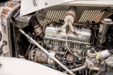 Eski araba parçaları motoru kapatın.