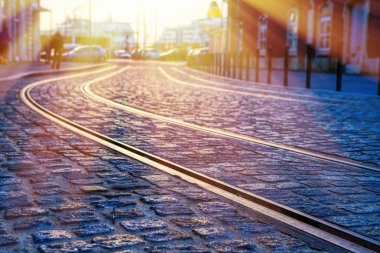 Rayların tramvay hattı ile sokak. Seçici odak .