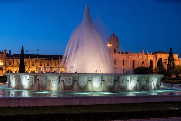Monasterio de los Jerónimos y fuente en la noche. Lisboa, Por — Foto de Stock