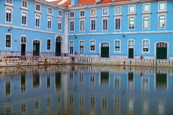 Un edificio sul terrapieno di Lisbona — Foto Stock