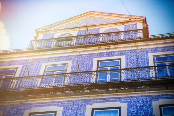 Färgglada fasader av hus på gatan. Europeisk stad . — Stockfoto