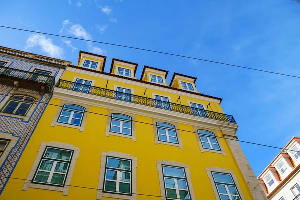 Luminosa facciata colorata del vecchio edificio europeo con finestre . — Foto Stock