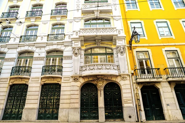 Fachada colorida brilhante do edifício europeu velho com janelas . — Fotografia de Stock