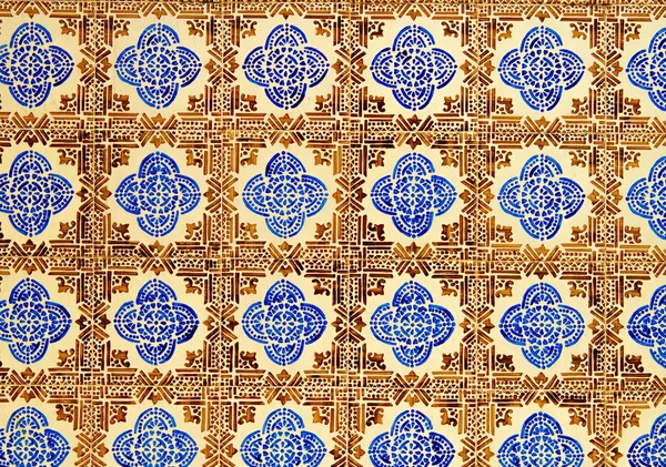 Detalle de los azulejos tradicionales de la fachada de la casa antigua — Foto de Stock