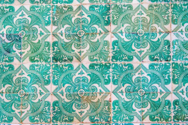 Detalle de los azulejos tradicionales de la fachada de la casa antigua — Foto de Stock