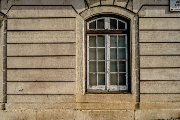 Venster van oude gebouw aan de Lissabon — Stockfoto