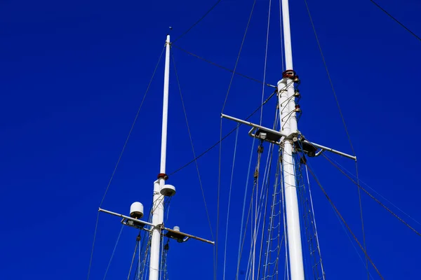 Yacht masten på blå himmel bakgrund — Stockfoto