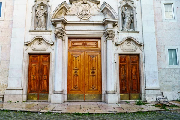 Старая зеленоватая дверь в Лиссабоне — стоковое фото