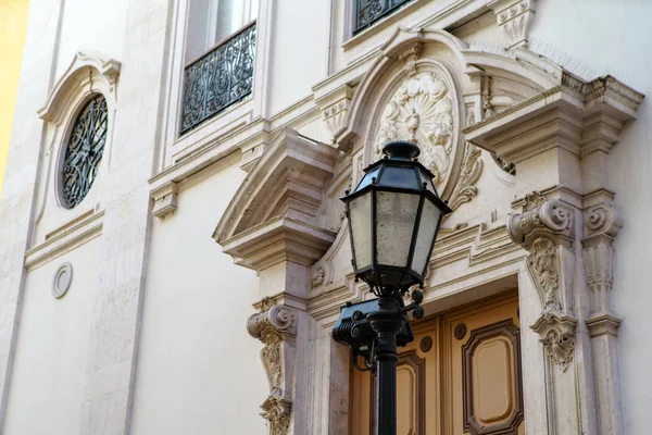 Oude zwarte smeedijzeren buiten straat lamp — Stockfoto