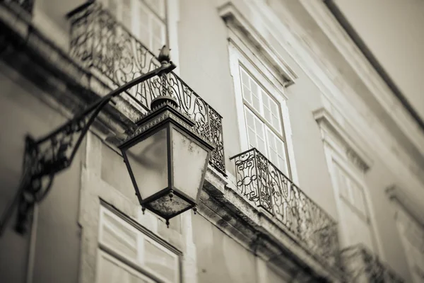 Eski siyah Ferforje açık sokak lambası — Stok fotoğraf