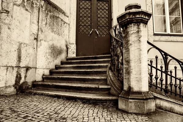 Stone steps to the door of the old house . — Stock Photo, Image