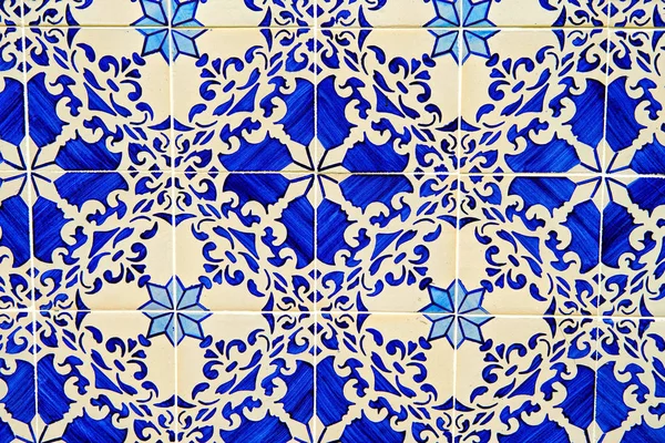 Detalle de los azulejos tradicionales de la fachada de la casa antigua — Foto de Stock