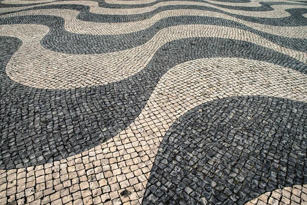 Padrão típico de calçada de paralelepípedos portugueses. preto e branco — Fotografia de Stock