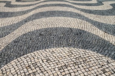 Tipik Portekizce kaldırım taşı kaldırım desen. siyah ve beyaz