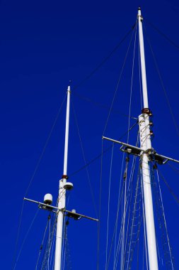 Yat direk mavi gökyüzü arka plan üzerinde