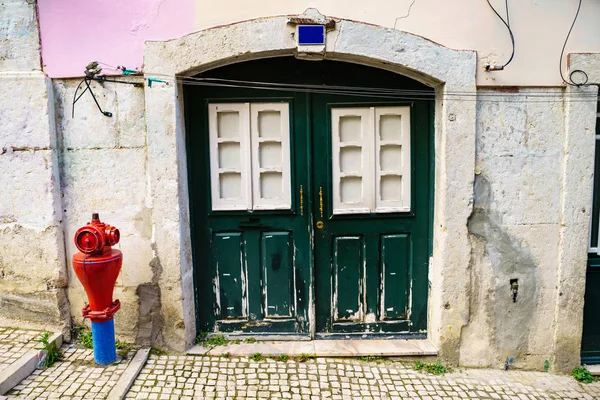 포르투갈 리스본에서에서 오래 된 골동품 녹색 문 — 스톡 사진