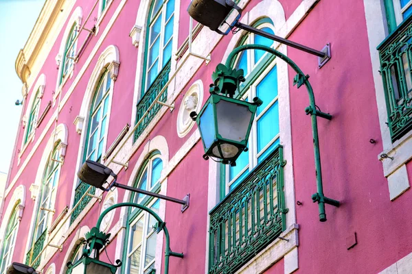 Arquitetura vintage fachada clássica. Fachada vermelha  . — Fotografia de Stock